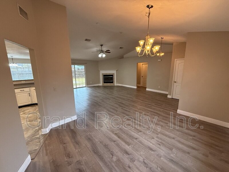 Beautiful Three Bedroom Two Bathroom Home with Solar Panels and a Private Fenced Yard! property image