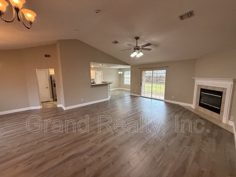 Beautiful Three Bedroom Two Bathroom Home with Solar Panels and a Private Fenced Yard! property image