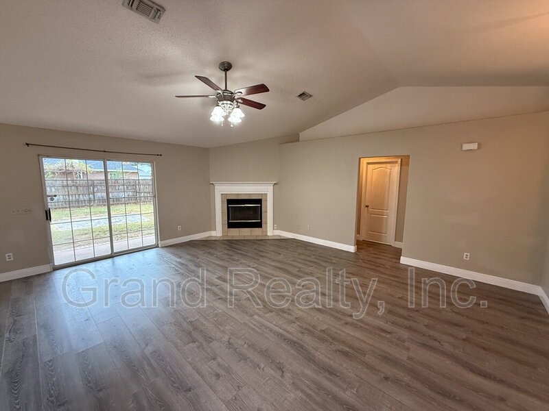 Beautiful Three Bedroom Two Bathroom Home with Solar Panels and a Private Fenced Yard! property image