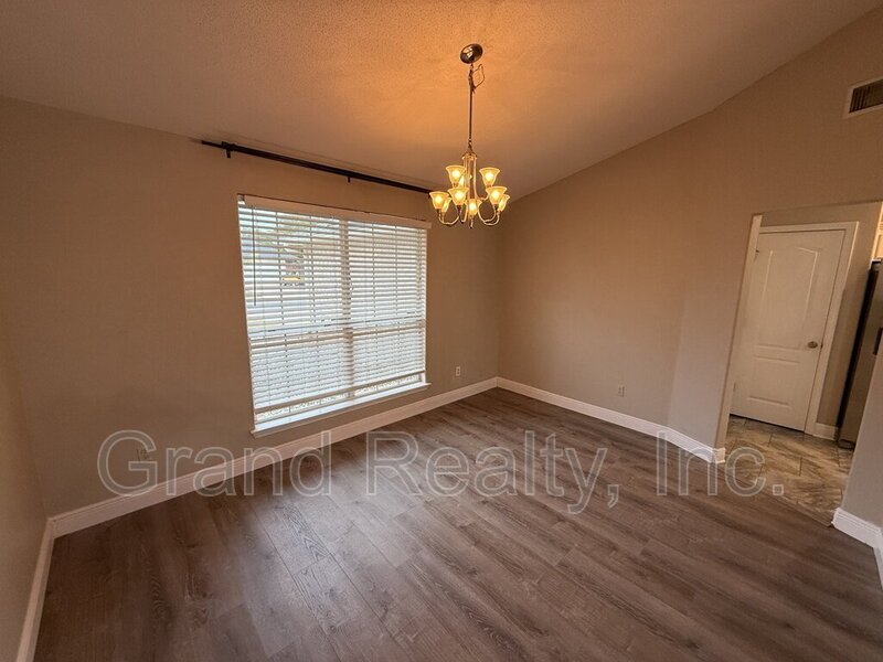 Beautiful Three Bedroom Two Bathroom Home with Solar Panels and a Private Fenced Yard! property image