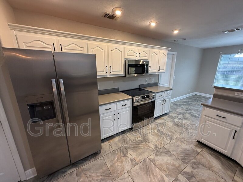 Beautiful Three Bedroom Two Bathroom Home with Solar Panels and a Private Fenced Yard! property image