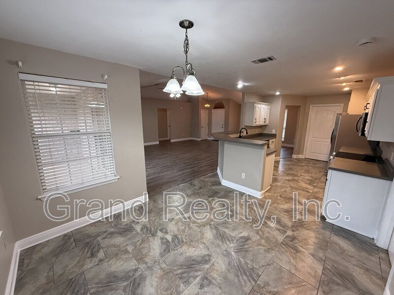 Beautiful Three Bedroom Two Bathroom Home with Solar Panels and a Private Fenced Yard! property image