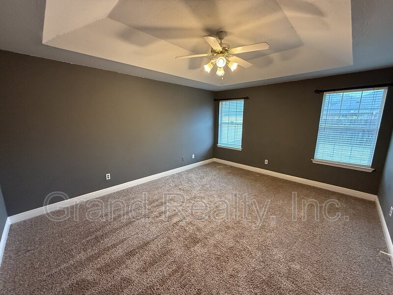 Beautiful Three Bedroom Two Bathroom Home with Solar Panels and a Private Fenced Yard! property image