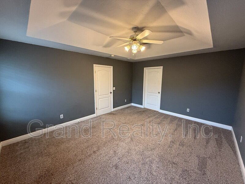 Beautiful Three Bedroom Two Bathroom Home with Solar Panels and a Private Fenced Yard! property image