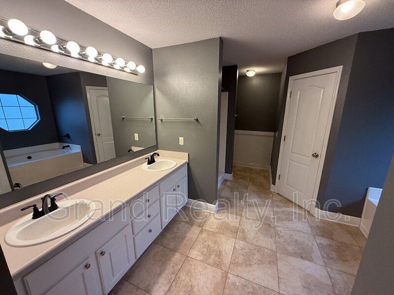 Beautiful Three Bedroom Two Bathroom Home with Solar Panels and a Private Fenced Yard! property image