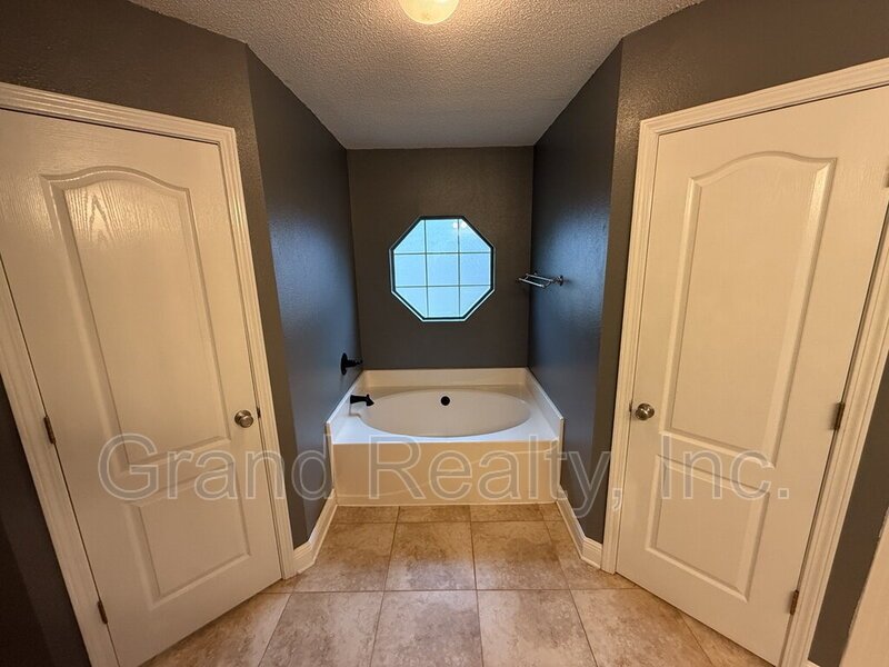 Beautiful Three Bedroom Two Bathroom Home with Solar Panels and a Private Fenced Yard! property image