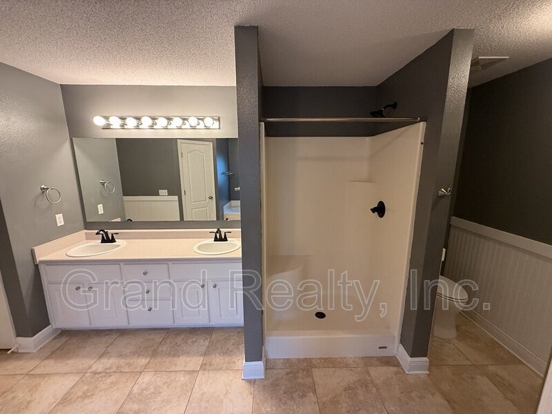 Beautiful Three Bedroom Two Bathroom Home with Solar Panels and a Private Fenced Yard! property image