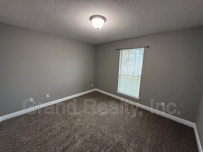 Beautiful Three Bedroom Two Bathroom Home with Solar Panels and a Private Fenced Yard! property image