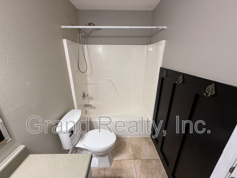 Beautiful Three Bedroom Two Bathroom Home with Solar Panels and a Private Fenced Yard! property image