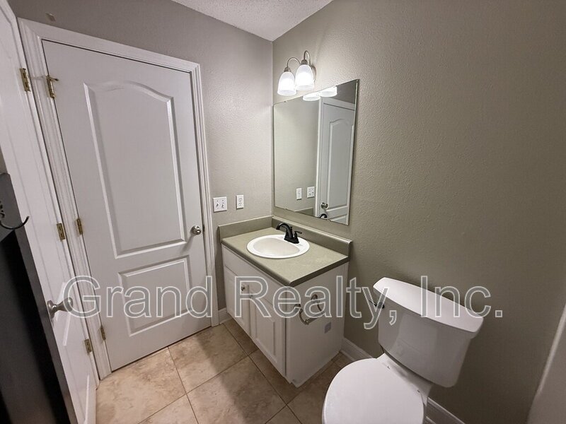 Beautiful Three Bedroom Two Bathroom Home with Solar Panels and a Private Fenced Yard! property image