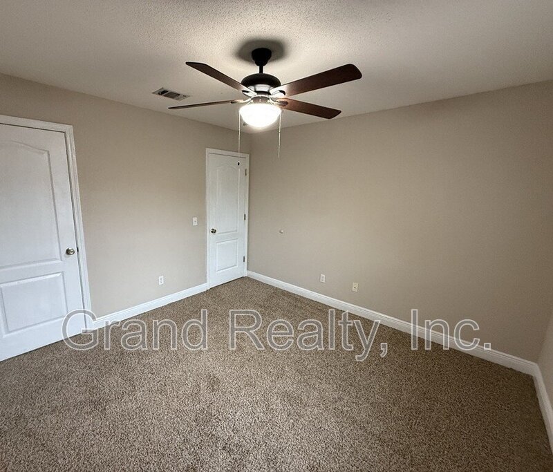 Beautiful Three Bedroom Two Bathroom Home with Solar Panels and a Private Fenced Yard! property image