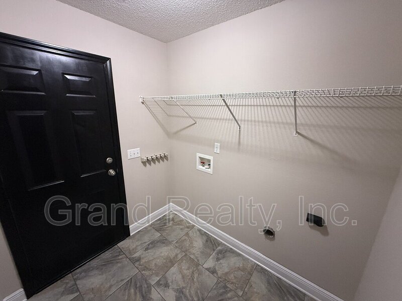 Beautiful Three Bedroom Two Bathroom Home with Solar Panels and a Private Fenced Yard! property image