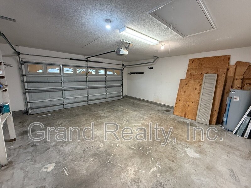 Beautiful Three Bedroom Two Bathroom Home with Solar Panels and a Private Fenced Yard! property image