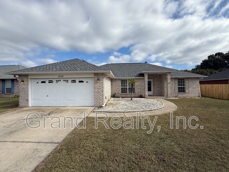 Beautiful Three Bedroom Two Bathroom Home with Solar Panels and a Private Fenced Yard! property image