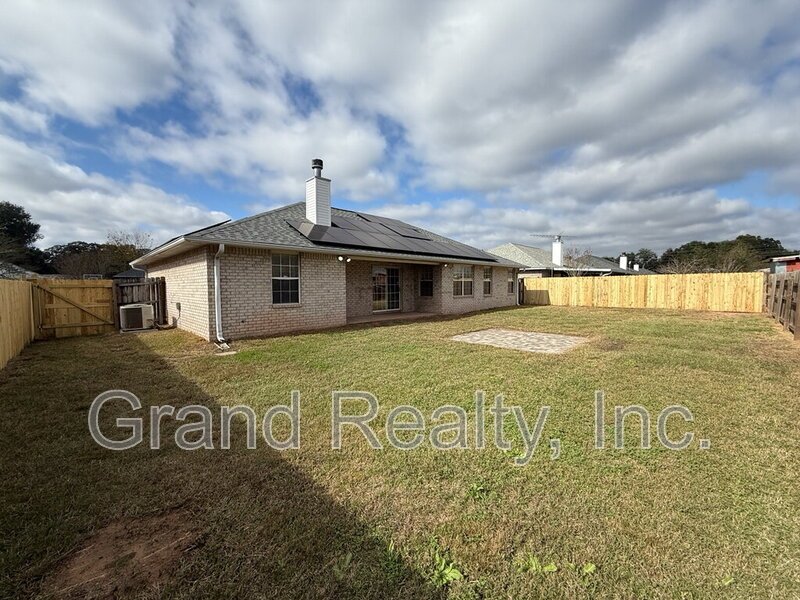 Beautiful Three Bedroom Two Bathroom Home with Solar Panels and a Private Fenced Yard! property image