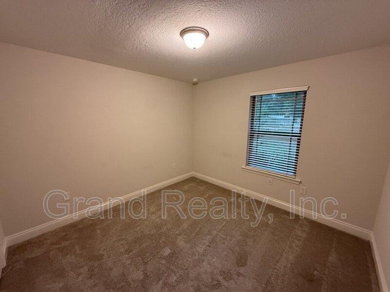 Beautiful 3-Bed Milton Retreat Featuring Granite Counters, Large Backyard, and a Screened In Porch! property image