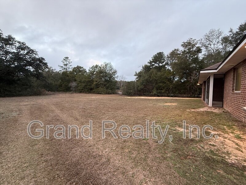 Beautiful 3-Bed Milton Retreat Featuring Granite Counters, Large Backyard, and a Screened In Porch! property image