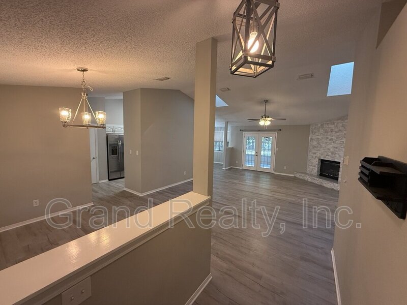 Inviting 3 Bedroom Home in the Heart of Pace with Granite Finishes and a Spacious Screened Porch! property image