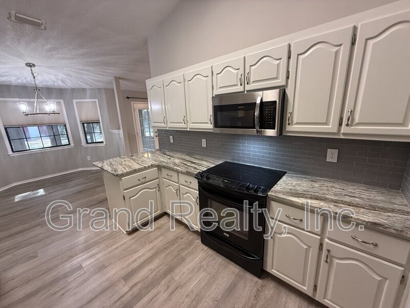 Inviting 3 Bedroom Home in the Heart of Pace with Granite Finishes and a Spacious Screened Porch! property image