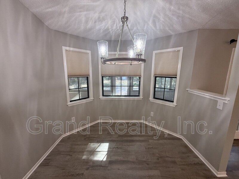 Inviting 3 Bedroom Home in the Heart of Pace with Granite Finishes and a Spacious Screened Porch! property image