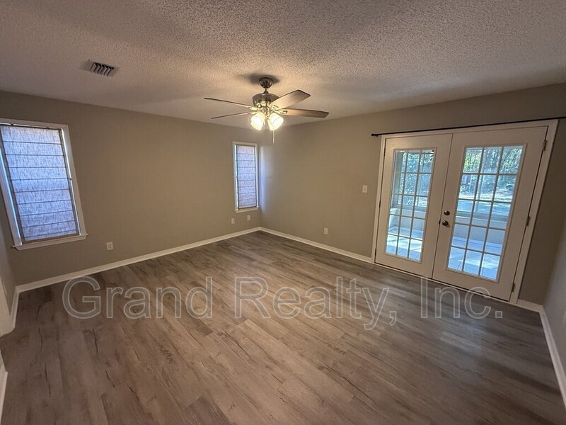 Inviting 3 Bedroom Home in the Heart of Pace with Granite Finishes and a Spacious Screened Porch! property image