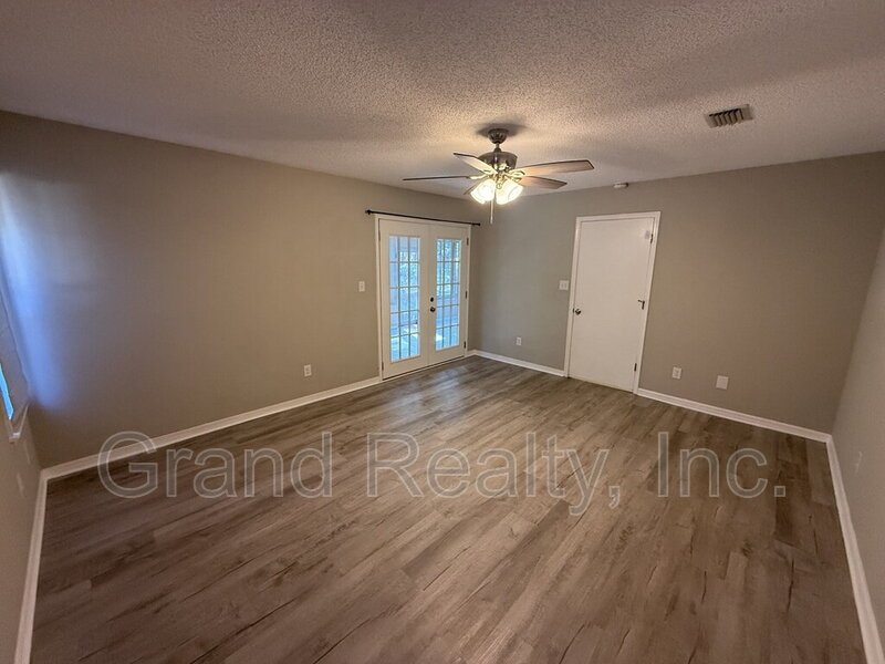 Inviting 3 Bedroom Home in the Heart of Pace with Granite Finishes and a Spacious Screened Porch! property image