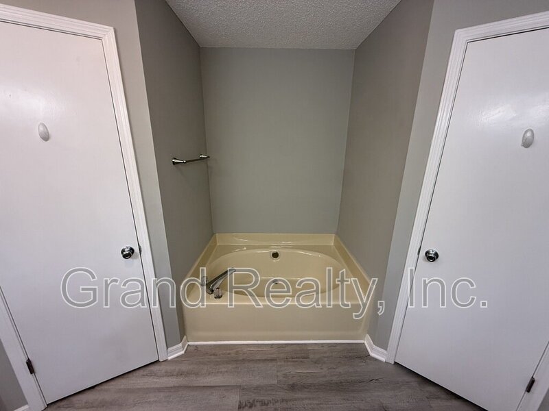 Inviting 3 Bedroom Home in the Heart of Pace with Granite Finishes and a Spacious Screened Porch! property image