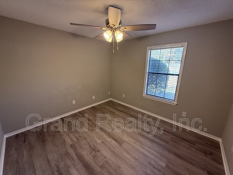 Inviting 3 Bedroom Home in the Heart of Pace with Granite Finishes and a Spacious Screened Porch! property image