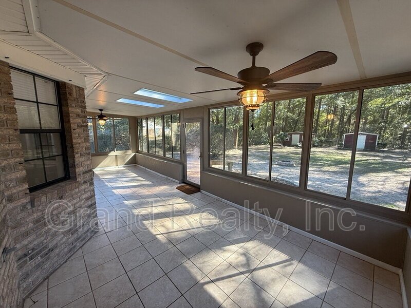 Inviting 3 Bedroom Home in the Heart of Pace with Granite Finishes and a Spacious Screened Porch! property image
