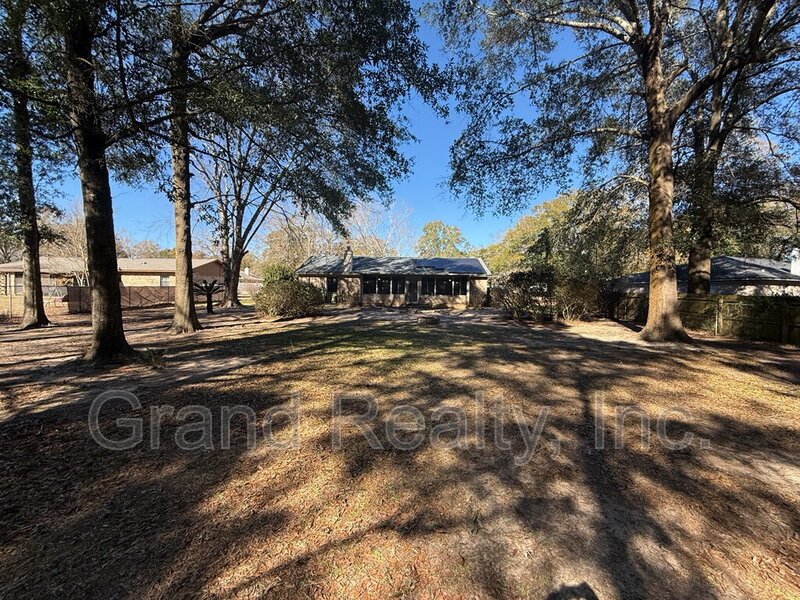 Inviting 3 Bedroom Home in the Heart of Pace with Granite Finishes and a Spacious Screened Porch! property image