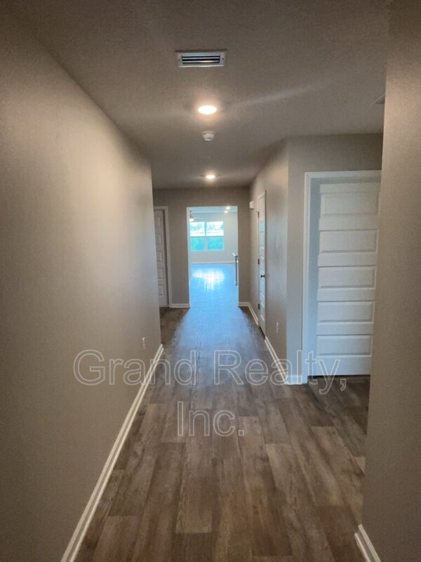 Spacious 4-Bed Home Featuring Granite Countertops & Solar Panels! property image