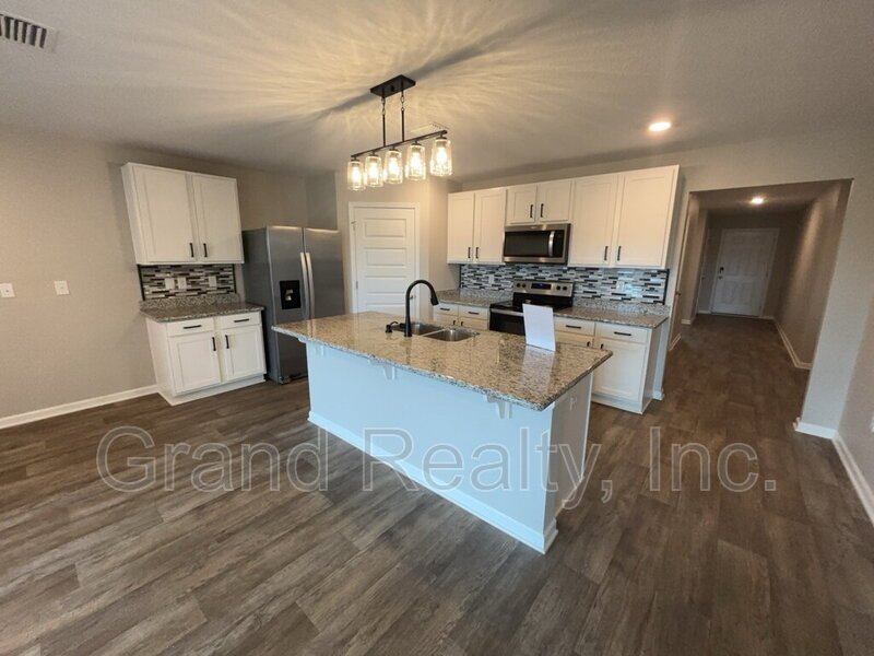 Spacious 4-Bed Home Featuring Granite Countertops & Solar Panels! property image