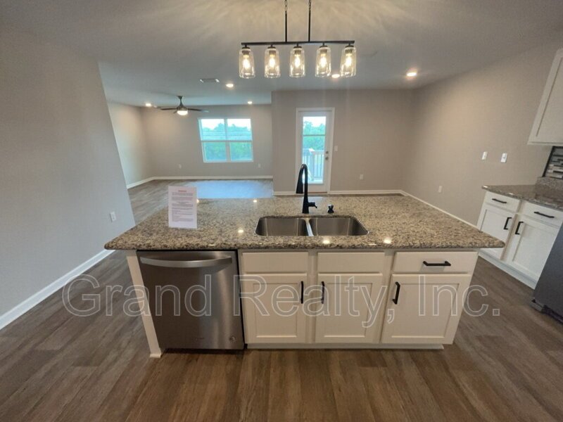 Spacious 4-Bed Home Featuring Granite Countertops & Solar Panels! property image