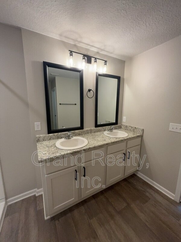 Spacious 4-Bed Home Featuring Granite Countertops & Solar Panels! property image