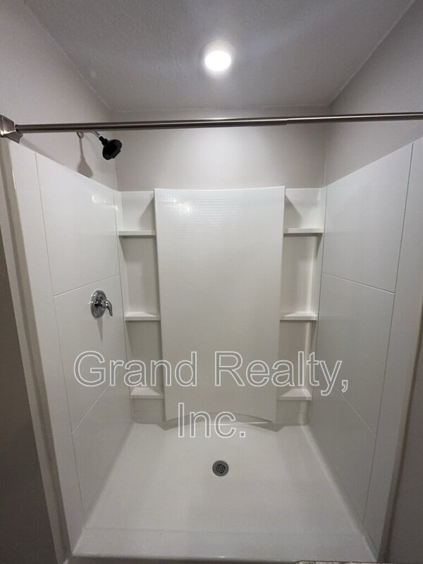 Spacious 4-Bed Home Featuring Granite Countertops & Solar Panels! property image