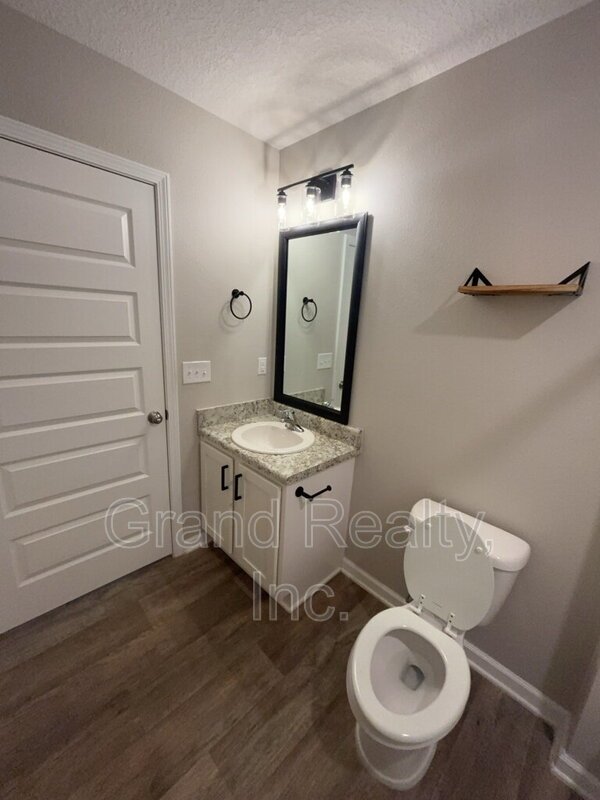 Spacious 4-Bed Home Featuring Granite Countertops & Solar Panels! property image