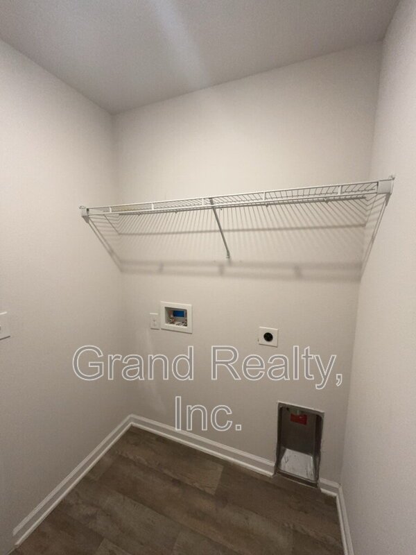 Spacious 4-Bed Home Featuring Granite Countertops & Solar Panels! property image