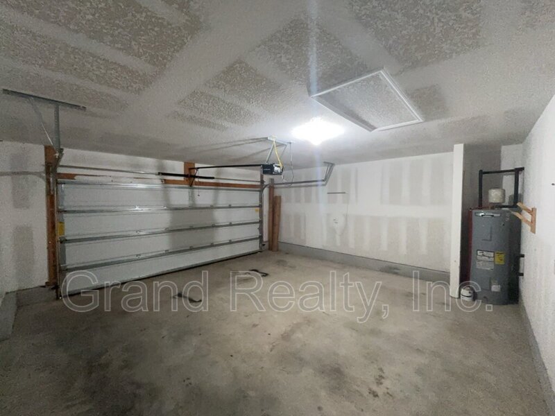 Spacious 4-Bed Home Featuring Granite Countertops & Solar Panels! property image