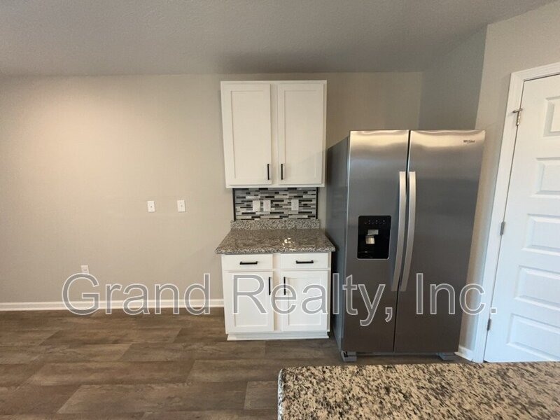Spacious 4-Bed Home Featuring Granite Countertops & Solar Panels! property image