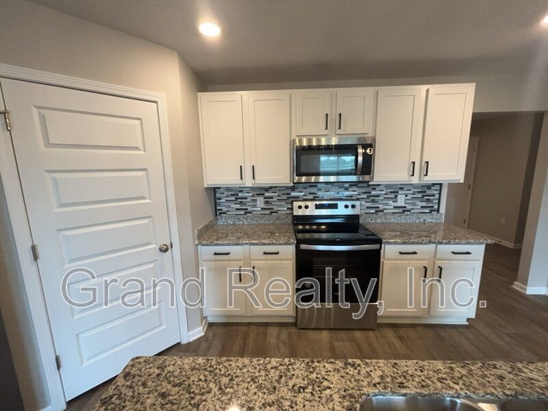 Spacious 4-Bed Home Featuring Granite Countertops & Solar Panels! property image