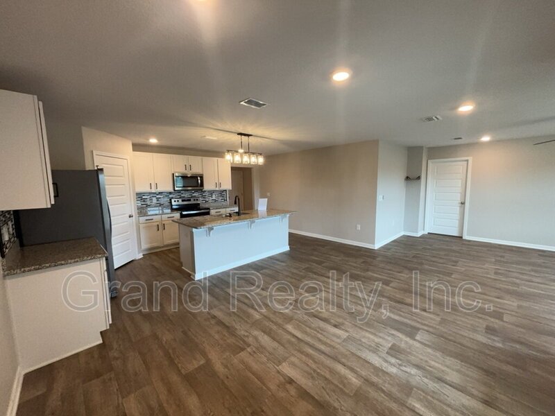 Spacious 4-Bed Home Featuring Granite Countertops & Solar Panels! property image