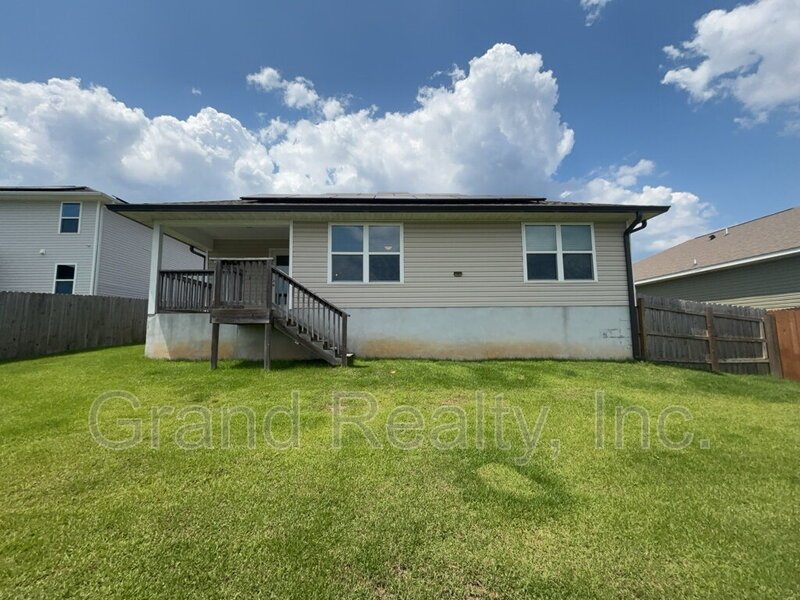 Spacious 4-Bed Home Featuring Granite Countertops & Solar Panels! property image