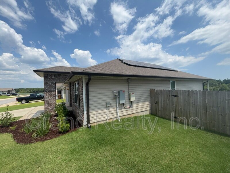 Spacious 4-Bed Home Featuring Granite Countertops & Solar Panels! property image