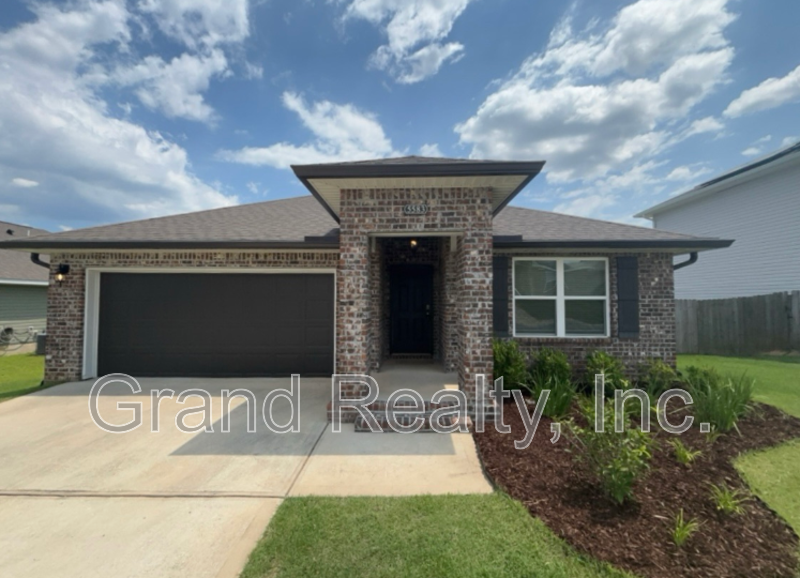 Spacious 4-Bed Home Featuring Granite Countertops & Solar Panels! property image