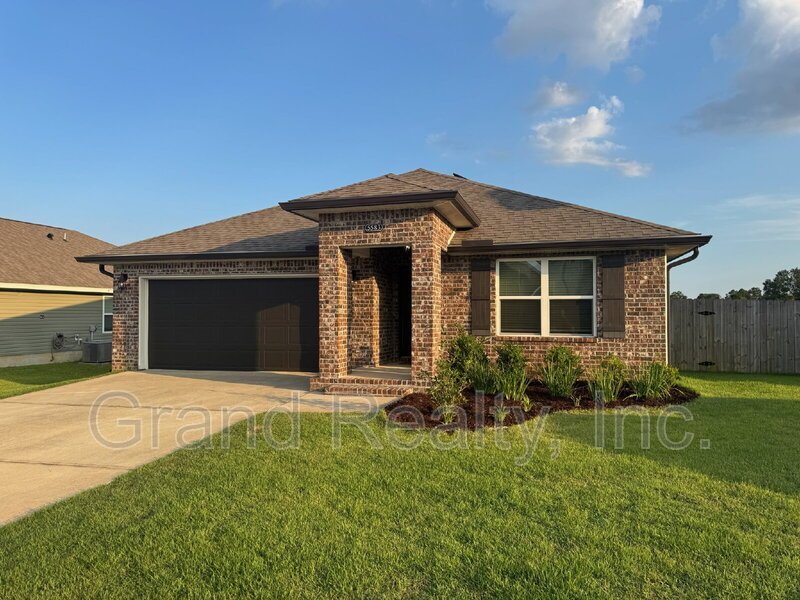 Spacious 4-Bed Home Featuring Granite Countertops & Solar Panels! property image
