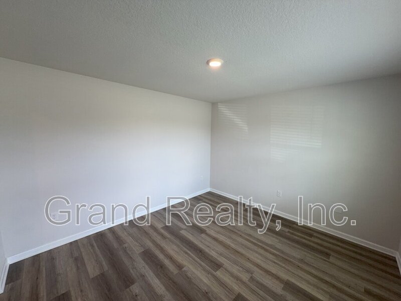 Expansive 5-Bed, 3-Bath Family Home in Pace, FL – 2,556 Sq Ft | 5431 Peach Drive! property image