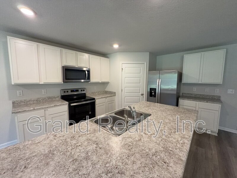 Expansive 5-Bed, 3-Bath Family Home in Pace, FL – 2,556 Sq Ft | 5431 Peach Drive! property image