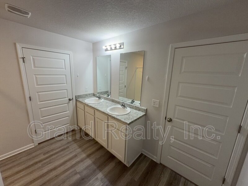 Expansive 5-Bed, 3-Bath Family Home in Pace, FL – 2,556 Sq Ft | 5431 Peach Drive! property image