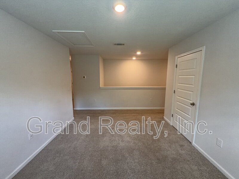 Expansive 5-Bed, 3-Bath Family Home in Pace, FL – 2,556 Sq Ft | 5431 Peach Drive! property image