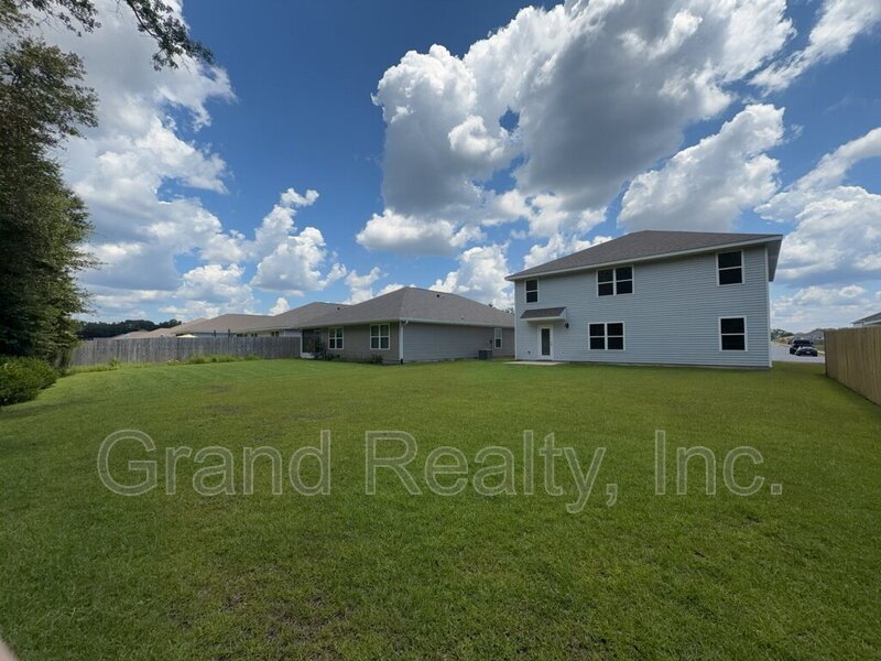 Expansive 5-Bed, 3-Bath Family Home in Pace, FL – 2,556 Sq Ft | 5431 Peach Drive! property image